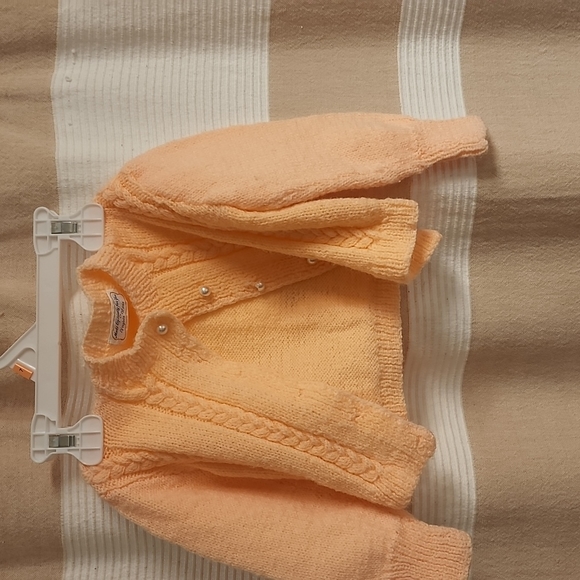 Handmade baby sweater with pearl buttons - Picture 2 of 3